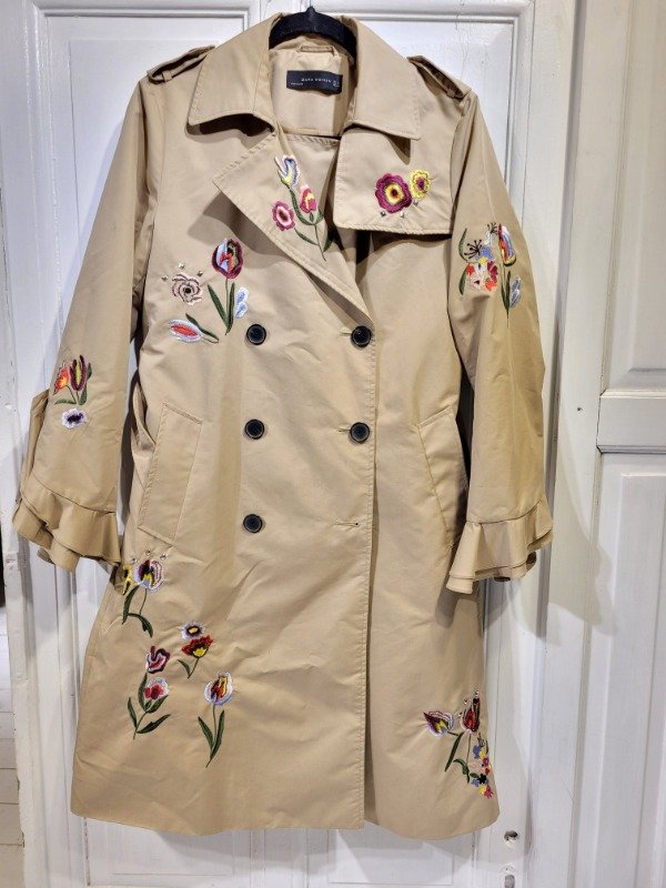 Producto - Piloto ZARA beige con flores bordadas Talle M - PRECIO: 190X