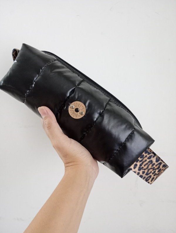 Producto - Cartuchera/neceser pufer negra metalizada/print STOCK