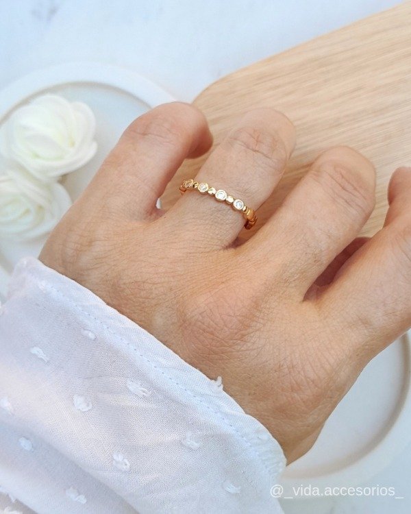 Producto - Anillo dorado con strass