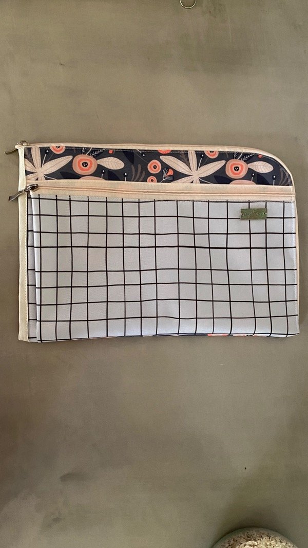 Producto - Funda Notebook 13" flores y cuadros