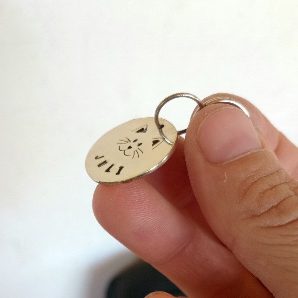 Producto - Chapita para gatitos Juli