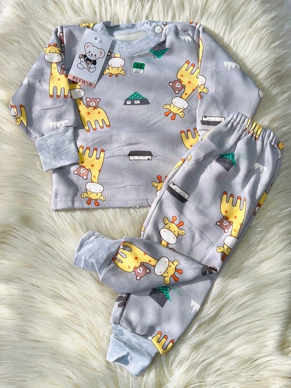 Producto - PIJAMA IMPORTADO BABY JIRAFA GRIS (CAMISETA + PANTALÓN)