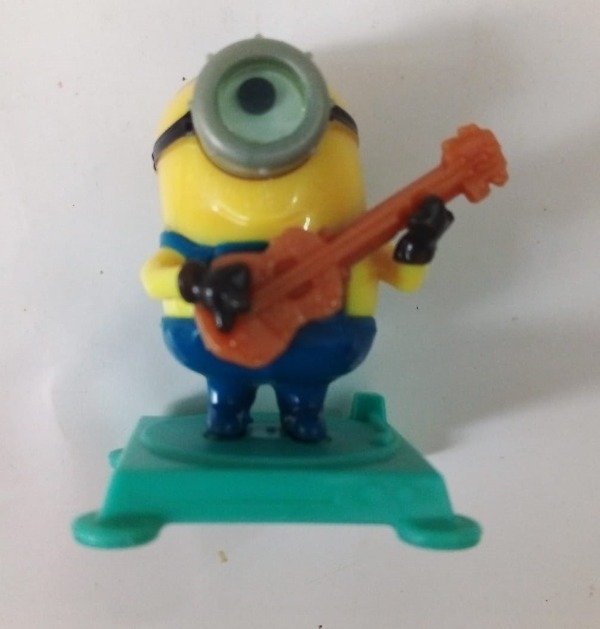 Producto - Minion con guitarra - Magic Kinder - Plástico - Usado