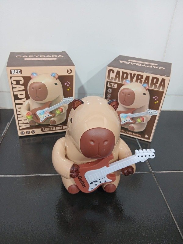 Producto - Muñeco capibara guitarrista