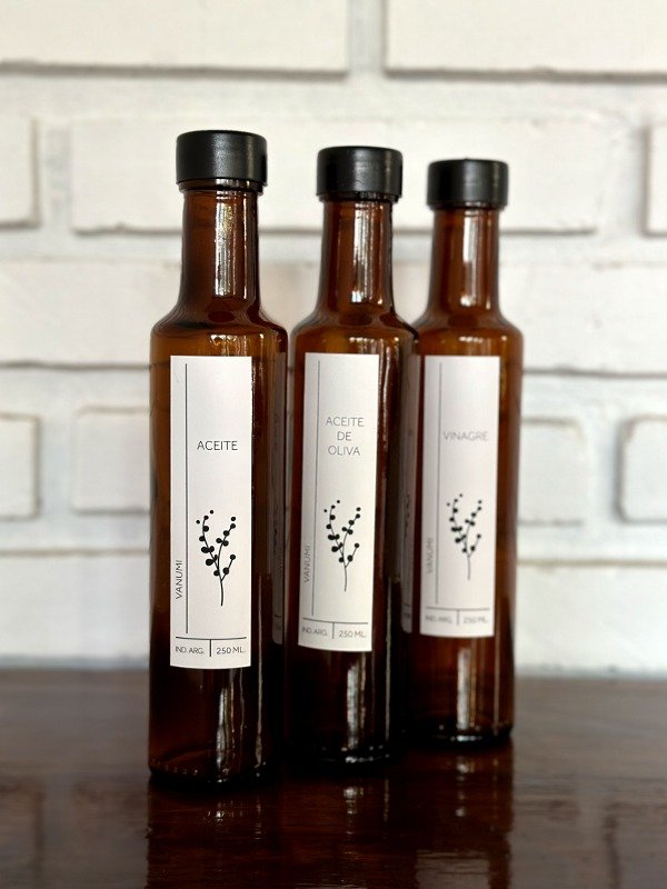 Producto - Set de 3 botellas 250 ML de vidrio  con tapa e inserto vertedor