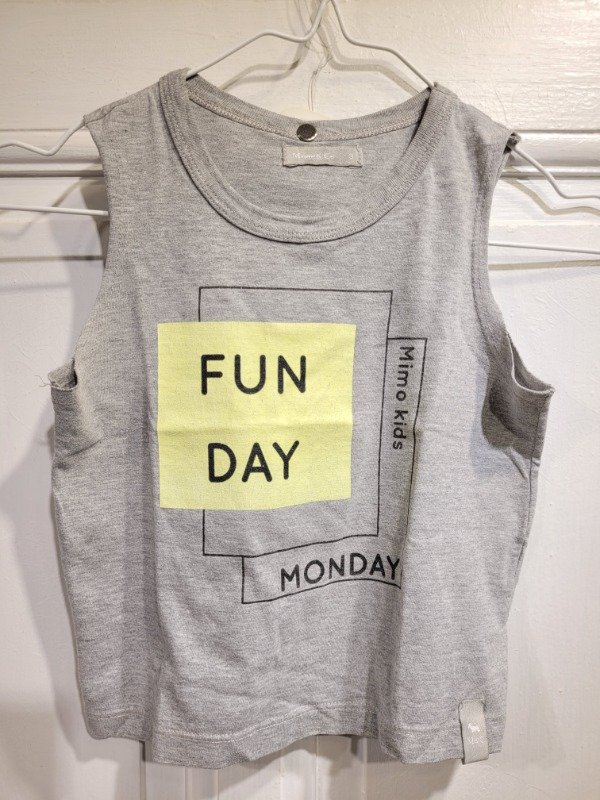 Producto - Musculosa MIMO gris logo fun day Talle 3 años - PRECIO: 8X