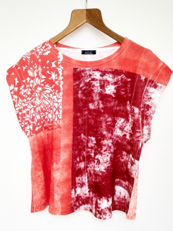 Producto - Remera Proyecto -estampa Enredadera y Destello en rojo-