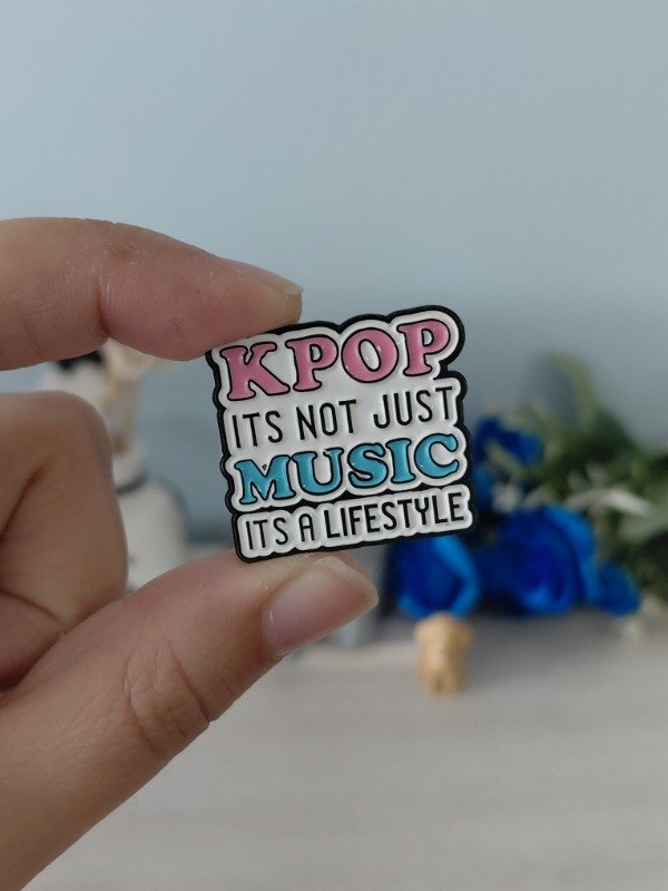 Producto - Pin metalizado - K-POP its not just music, its a lifestyle #0506