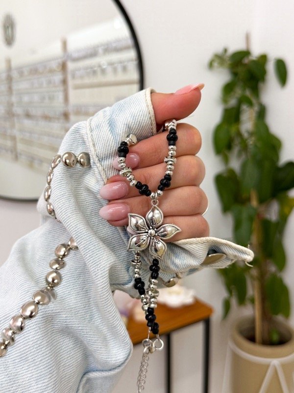 Producto - Chocker mostacillas negras y plateadas flor plateada