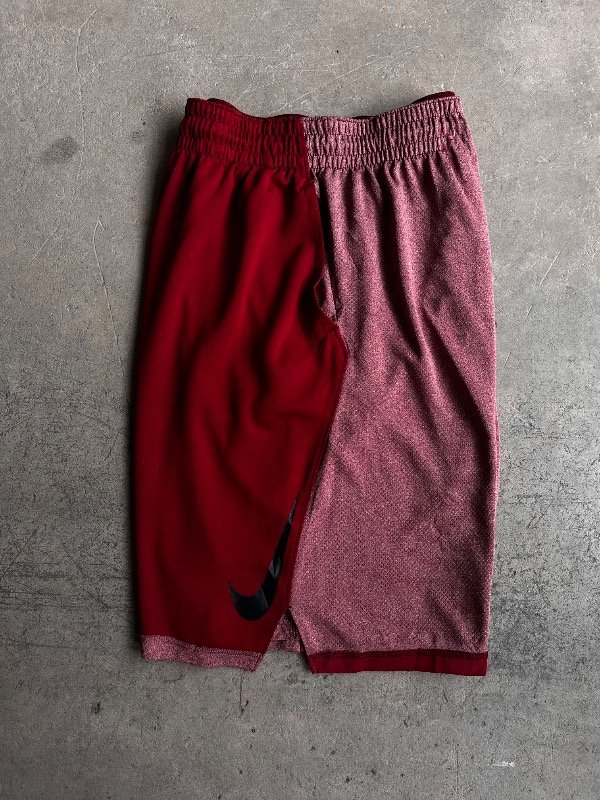 Producto - SHORT DEPORTIVO NIKE DRI FIT, BIG SWOOSH bordo (L)