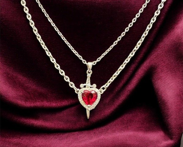 Producto - DIJE CORAZON Y ESPADA PLATEADO CON PIEDRA ROJA CON CADENAS Y CAJA DE REGALO