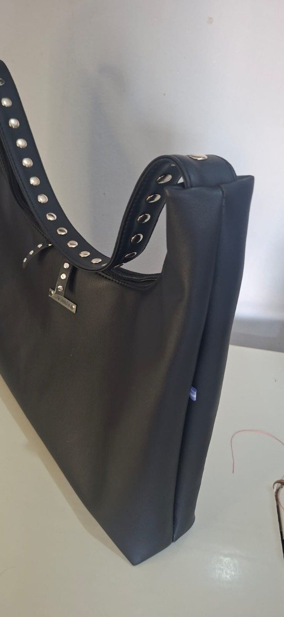 Producto - Carter Lita Negra con tachas - 2