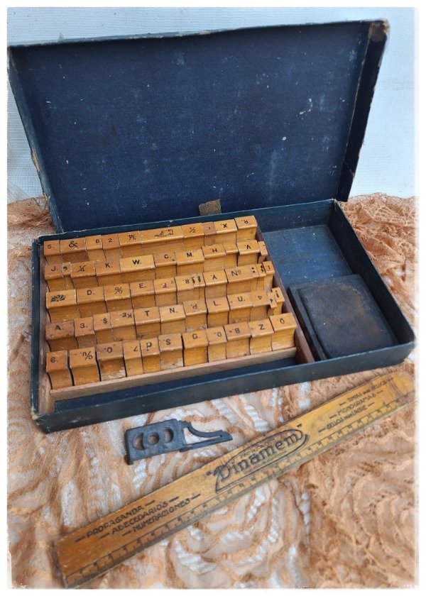 Producto - Antigua Caja de Sellos Abecedario