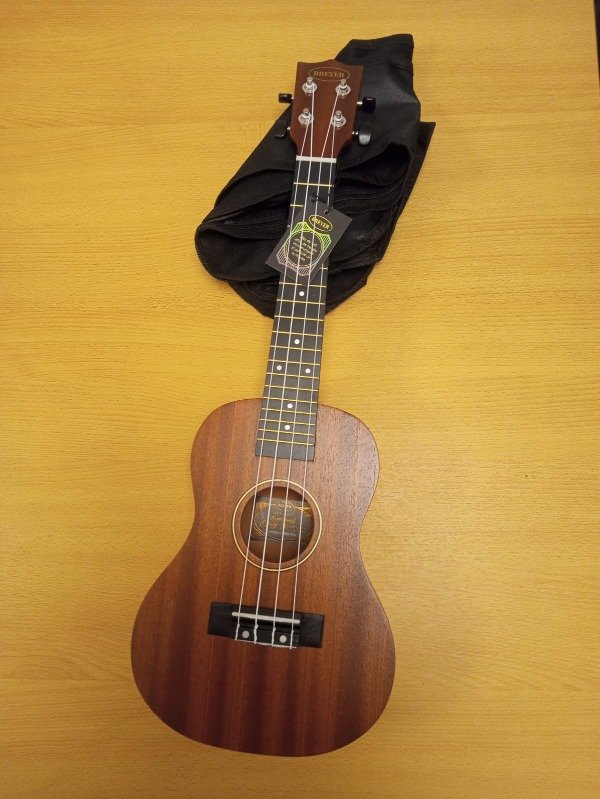 Producto - BREYER Ukelele sapele concierto con funda