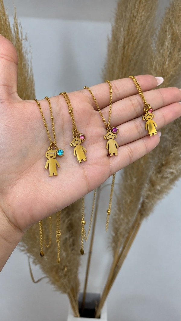 Producto - Collar "Familia" de Acero Dorado con Dije de Niño/Niña y Piedra Cristal