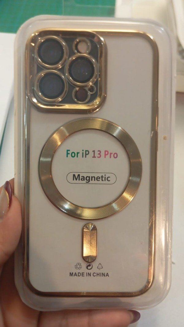 Producto - Funda Metallic Magnetic Case Dorado para iPhone 13 Pro