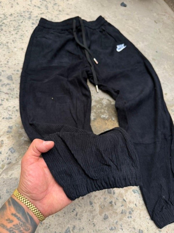 Producto - Pantalón Nike negro Corderoy - 1