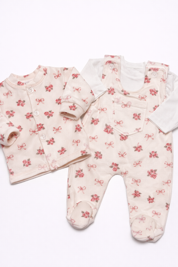 Producto - Trío campera y enterito plush + remera flores