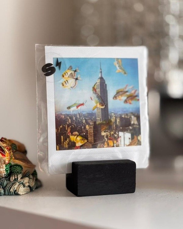 Producto - Polaroid Peces en la ciudad + Base de madera