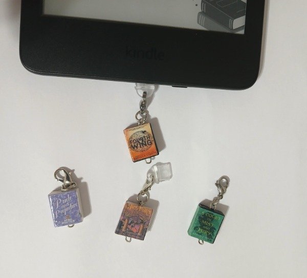 Producto - Accesorio decorativo para Kindle y celular con Dije