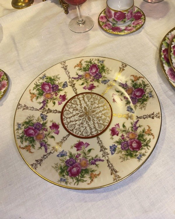 Producto - Plato  De Porcelana Con Flores Y Dorado Tsuji Crema