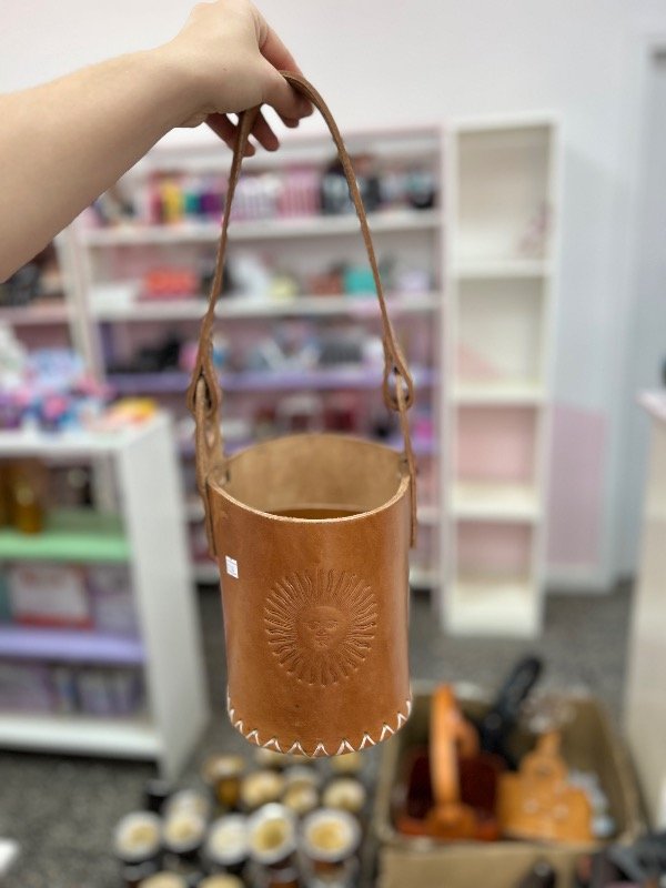 Producto - Matero de cuero ovalado con sol marrón claro