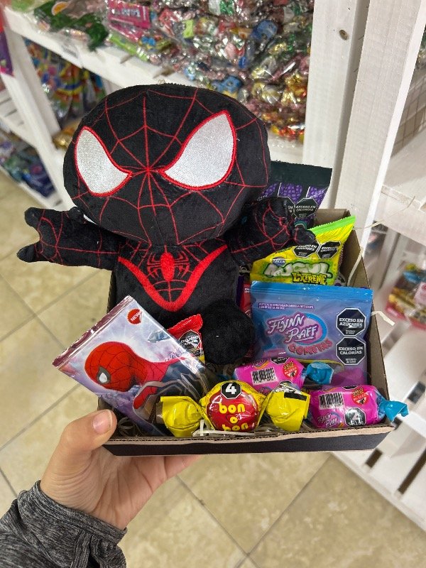 Producto - BOX PELUCHE HOMBRE ARAÑA