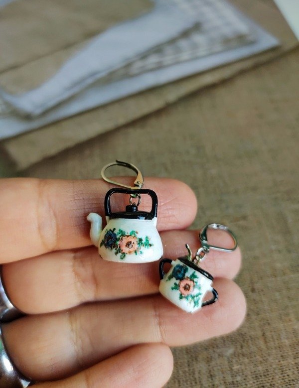 Producto - Aros colgantes mate y pava enlozada con flores.