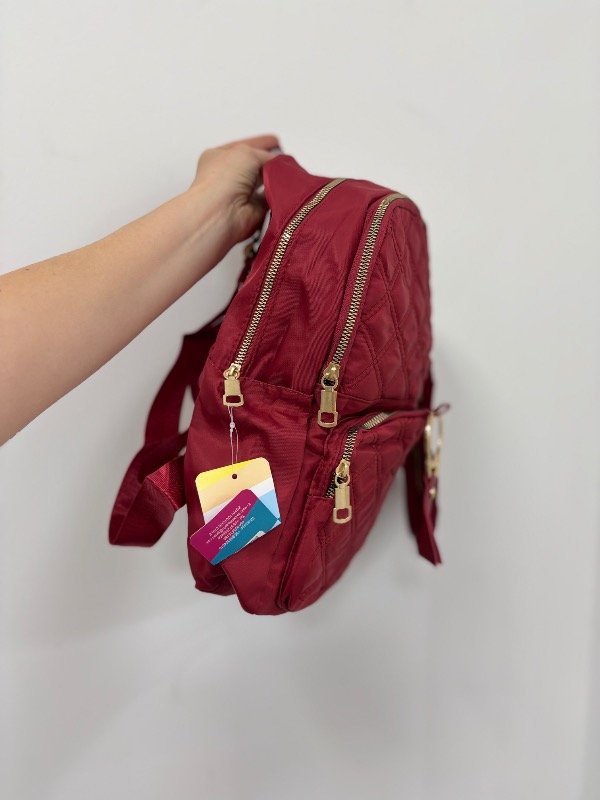 Producto - Mochila tipo impermeable roja dije redondo - 1