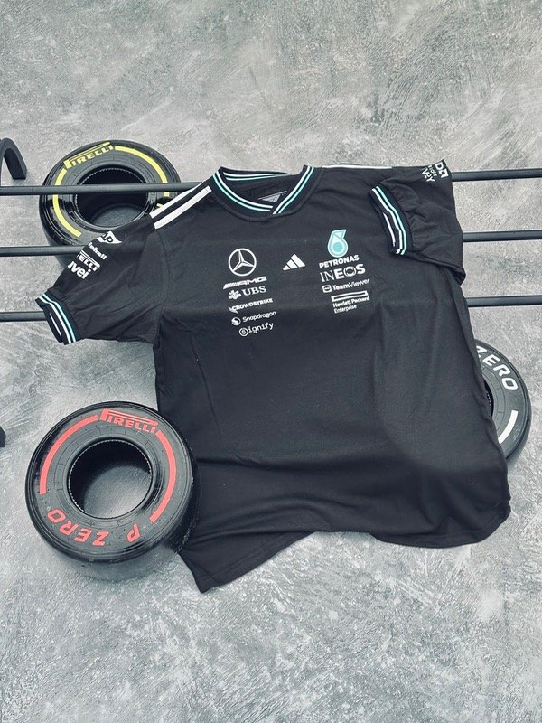 Producto - Remera Mercedes Negra 2025