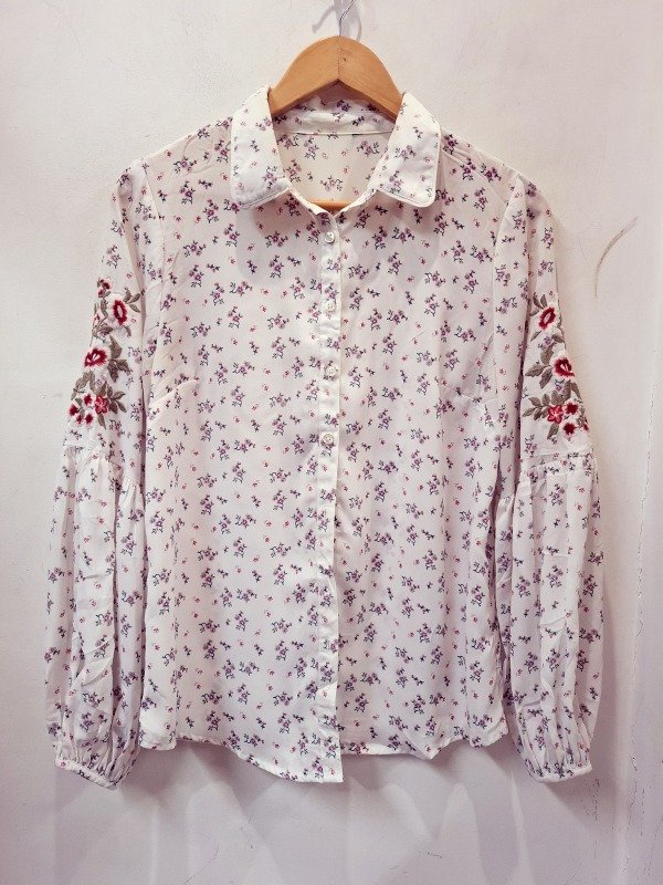 Producto - Camisa floreada bordada