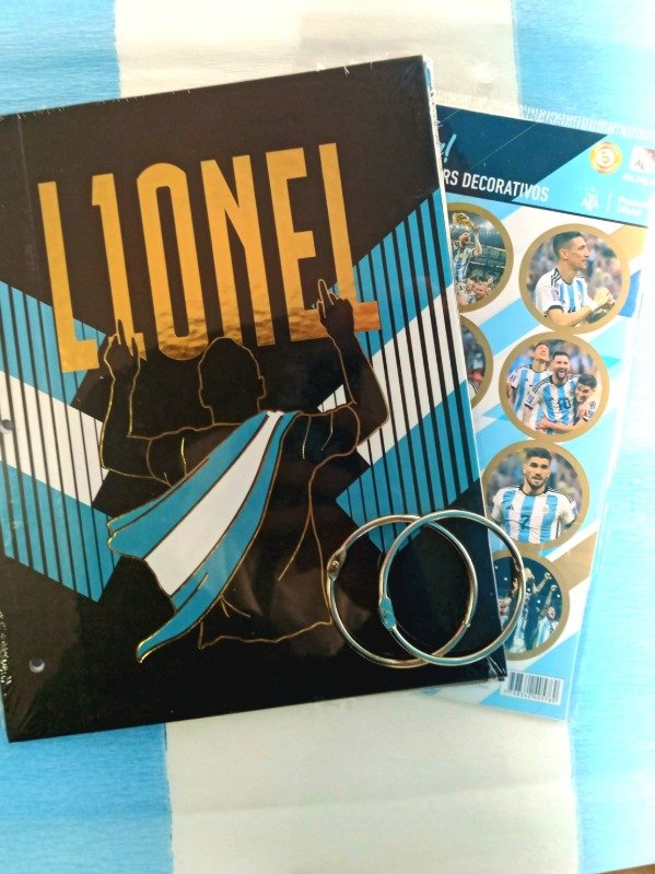 Producto - Combo: Carpeta 2 Tapas de Lionel Messi + 2 anillos + Stickers Selección