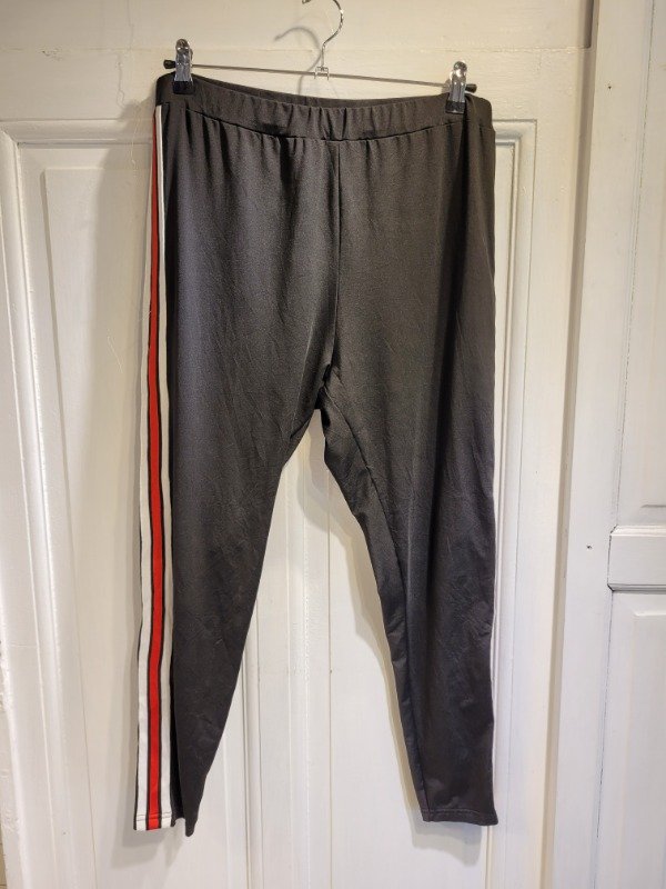 Producto - Jogging SHEIN CURVE negra con franjas Talle XL - PRECIO: 18X