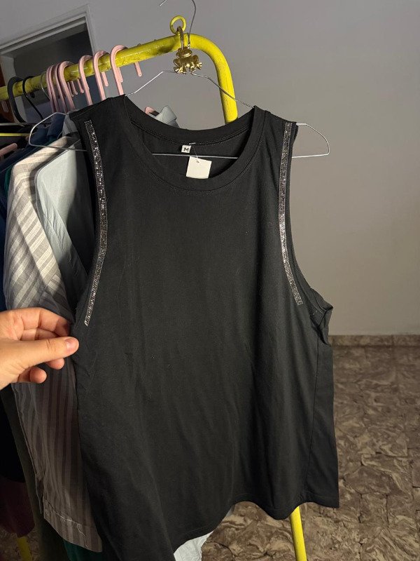 Producto - MUSCULOSA NEGRA SIZA BRILLOS