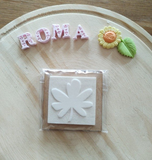 Producto - Hoja sello de goma con madera detrás 4 cm