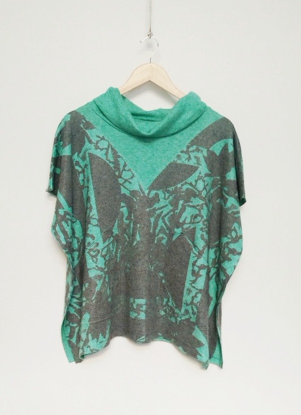 Producto - Poncho Mariel -verde estampa Curvas en negro-