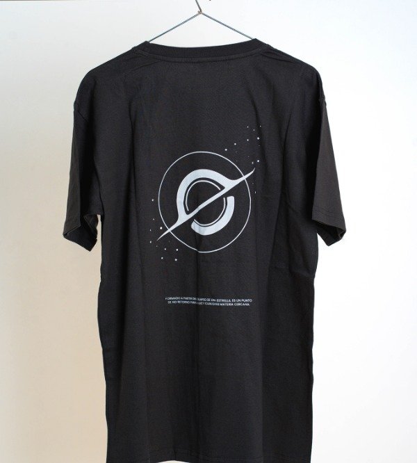 Producto - Remera Agujero negro Negra