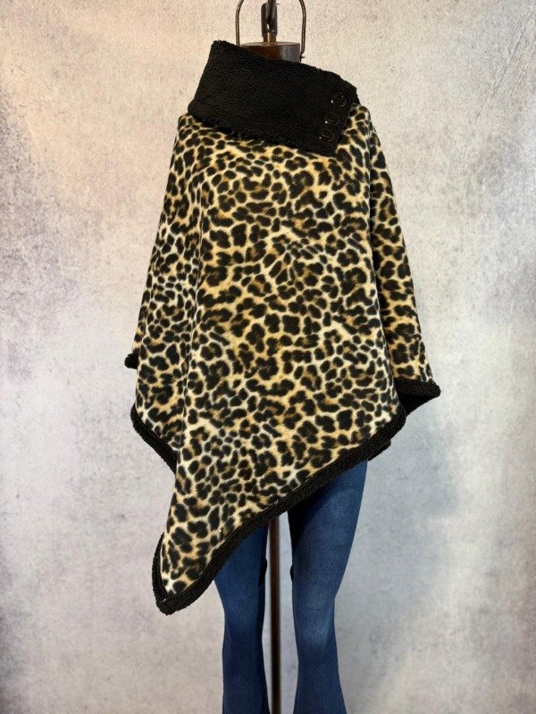 Producto - PONCHO PRINT NEGRO POLAR CON PIEL