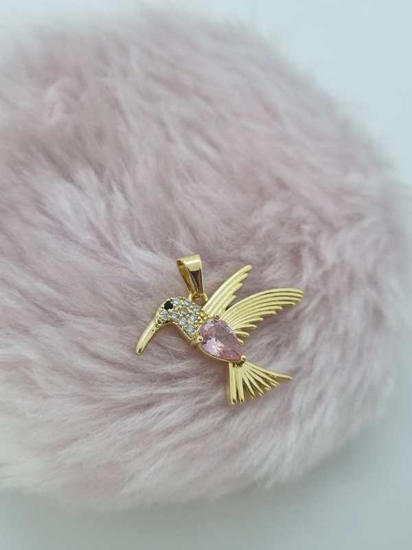 Producto - Dije acero dorado colibrí ala llena strass y gema