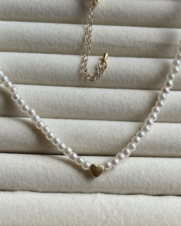 Producto - Collar de símil perlas con corazón de acero dorado 45-50cm