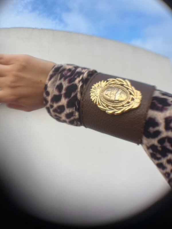 Producto - BRAZALETE DE CUERO CON ESCUDO NACIONAL DORADO (PRE ORDER)