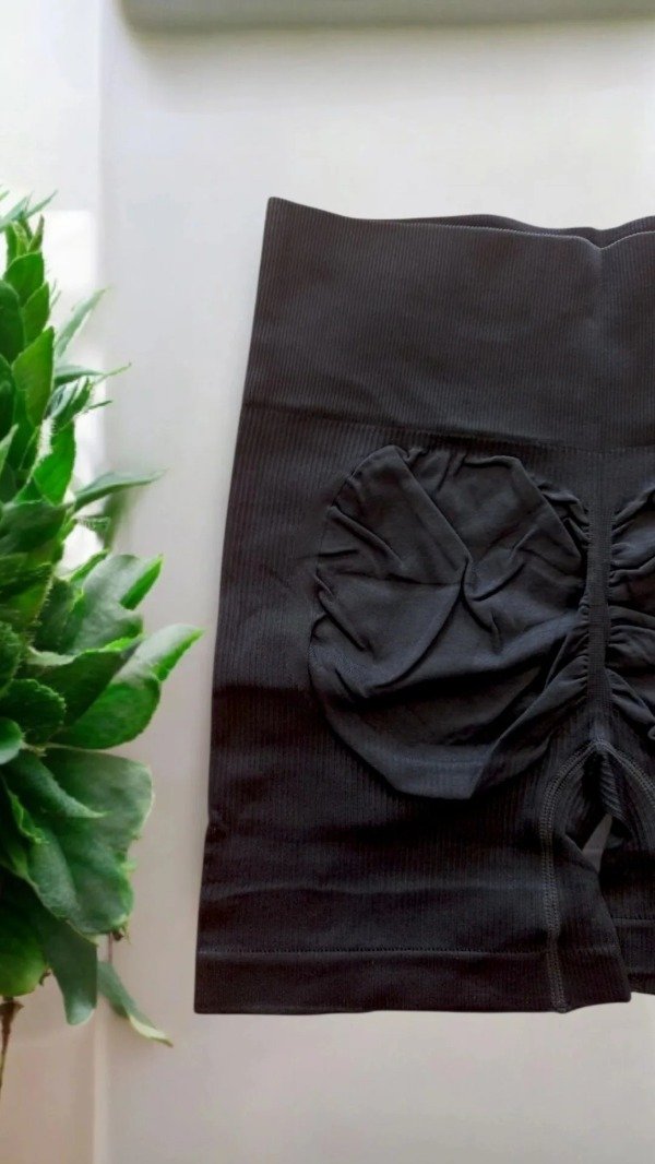 Producto - Short sin costuras con frunce en cola