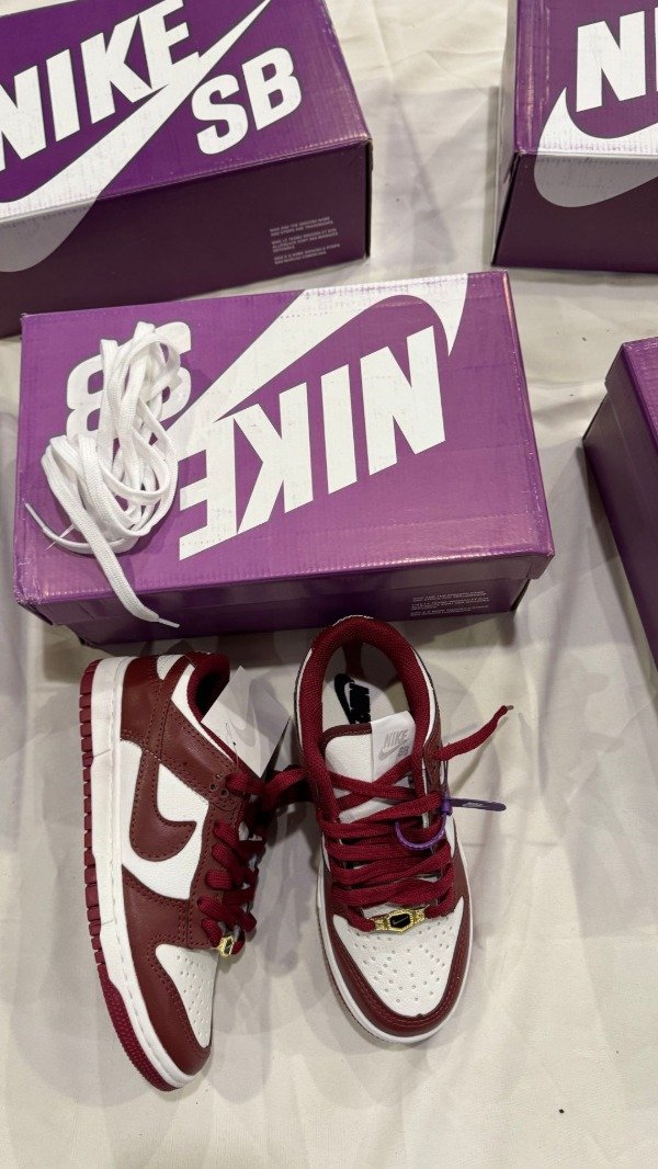 Producto - NIKE DUNK BORDO