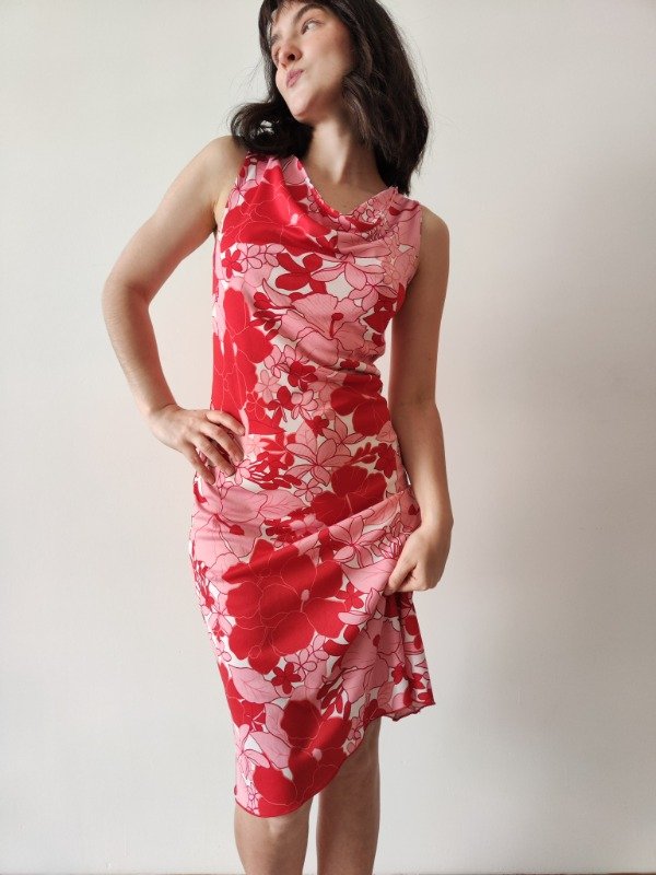 Vestido rojo y rosa de flores