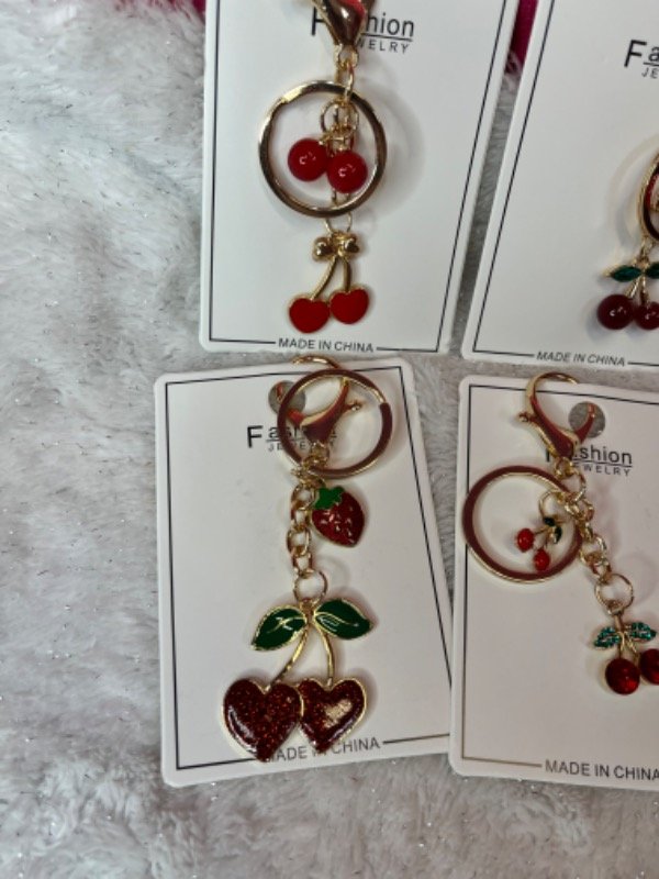 Producto - Llaveros dorados cerezas-Diferente modelos