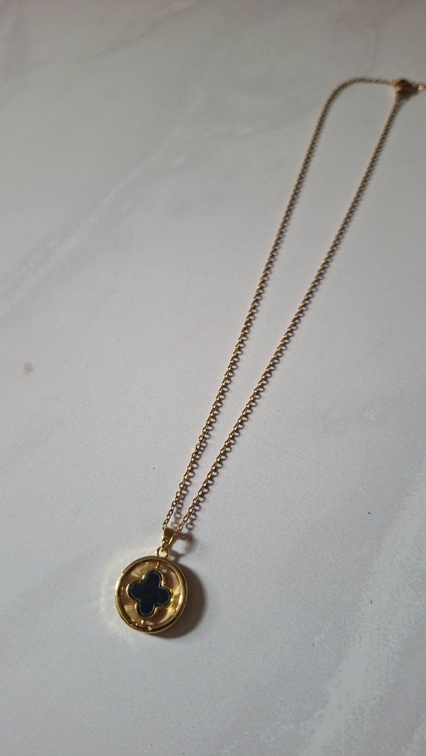 Producto - Cadena de acero dorado dije trebol reversible blanco y negro