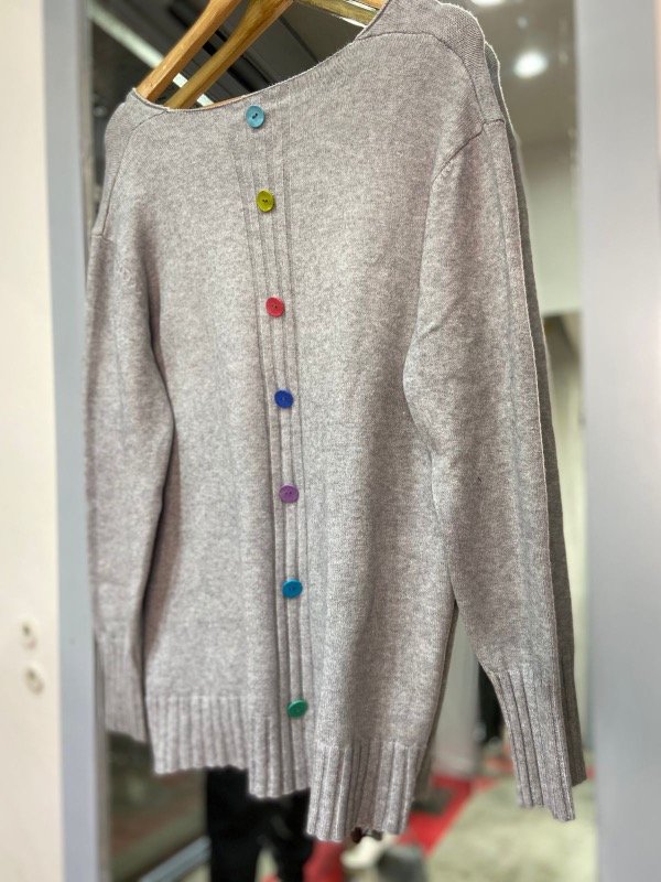 Producto - SWETER GRIS ESCOTE V BOTONES COLOR EN ESPALDA - 1
