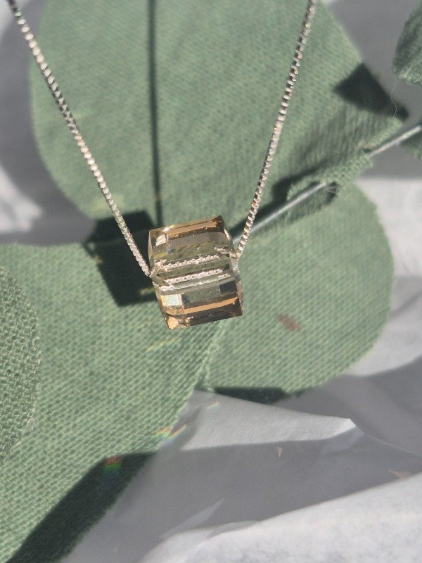 Producto - Collar con cubo cristal Sw - 8