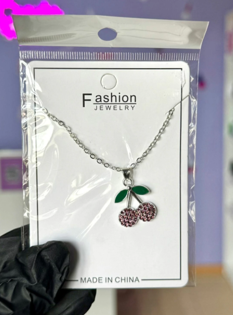 Producto - Cadenita con cereza strass rosas