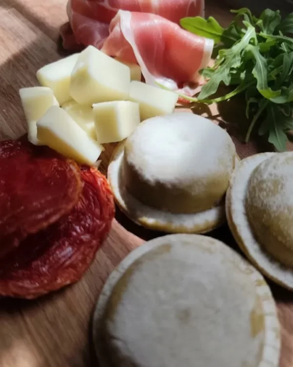 Producto - Sorrentinos de Crudo, rúcula, tomates secos y muzza